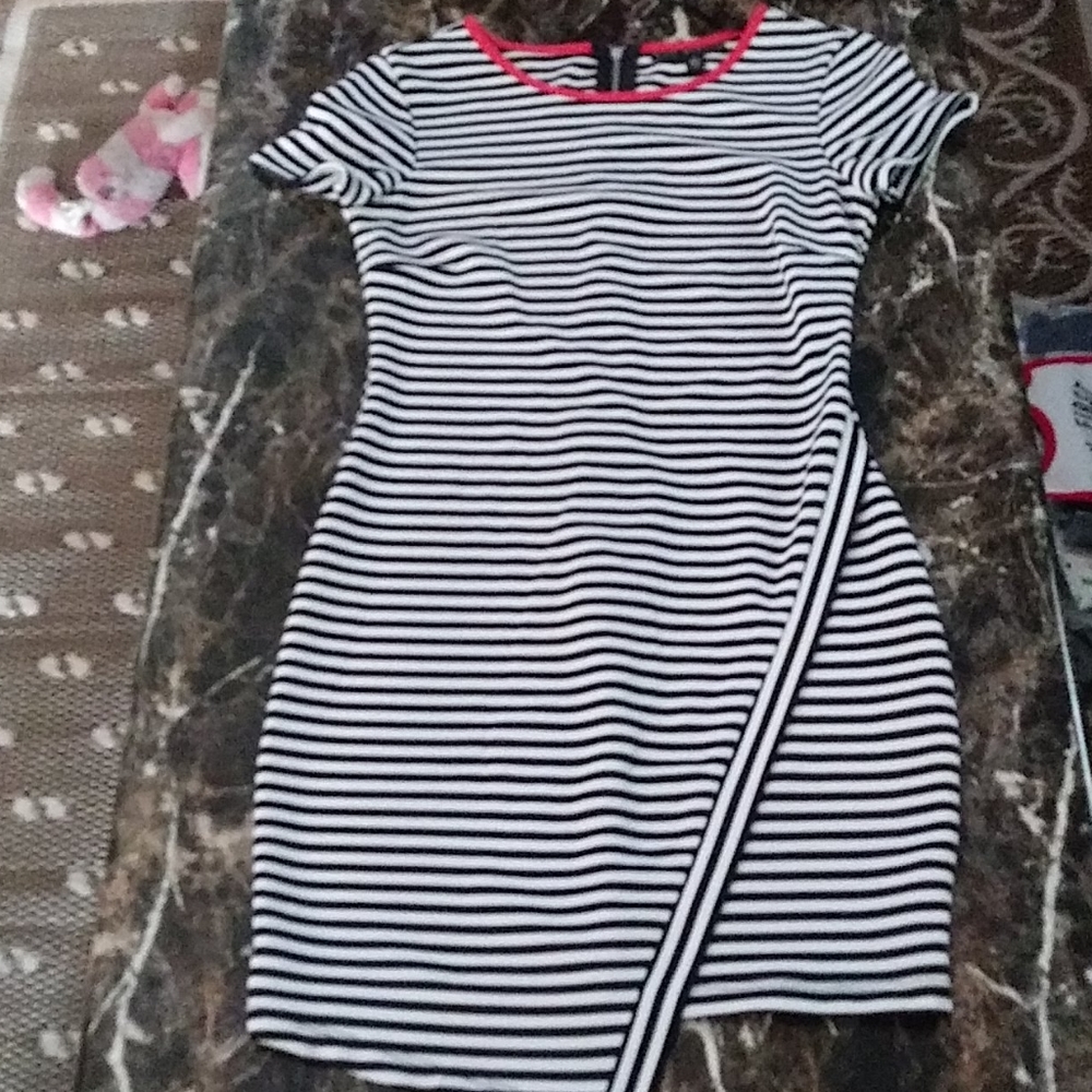 4/$20 city studio dress. 3/4 zip up back